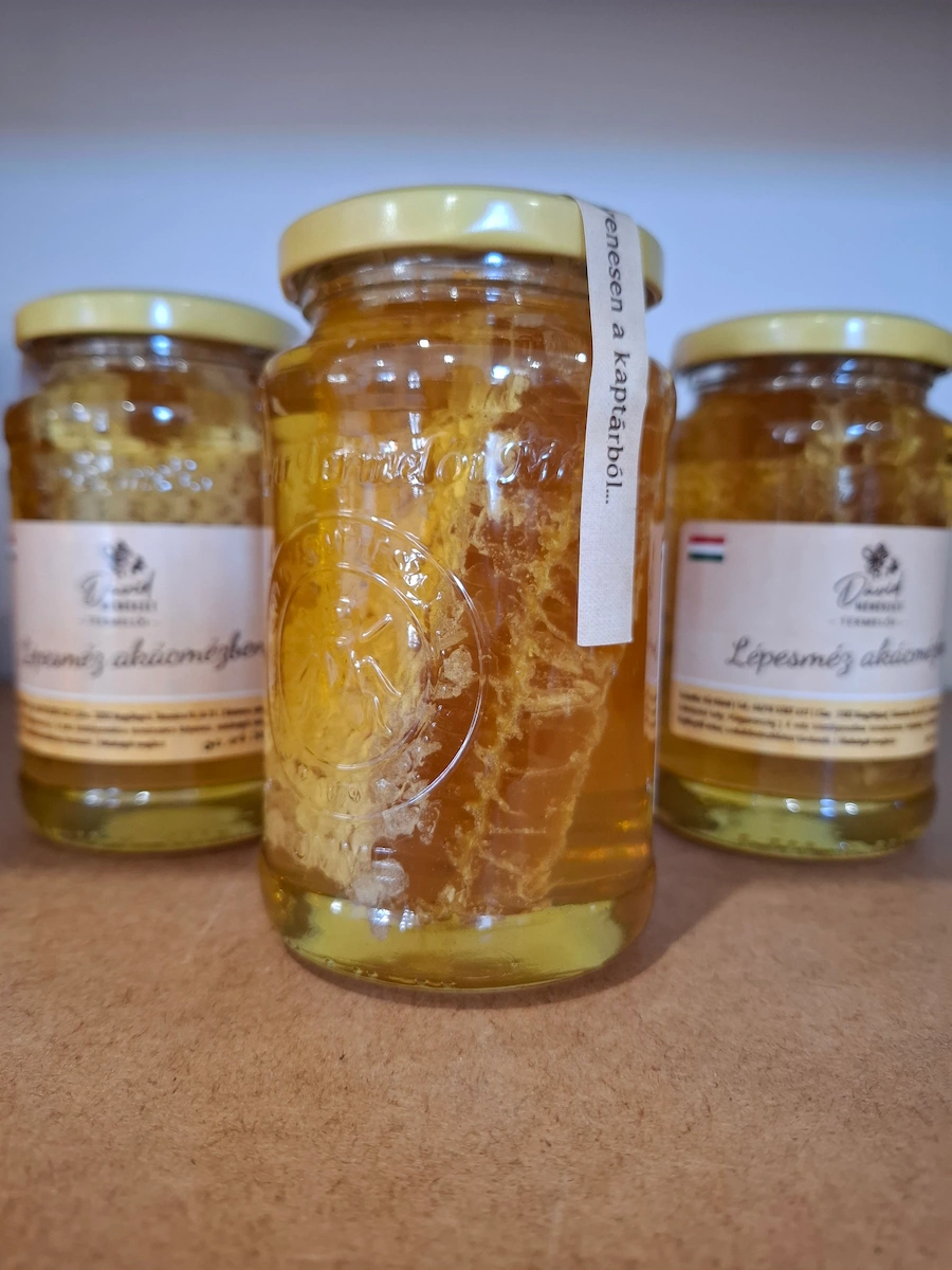 Lépesméz akácmézben